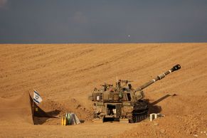 Foto: Zakopáni v poušti a připraveni vyrazit. Izraelští vojáci už stojí kolem Gazy
