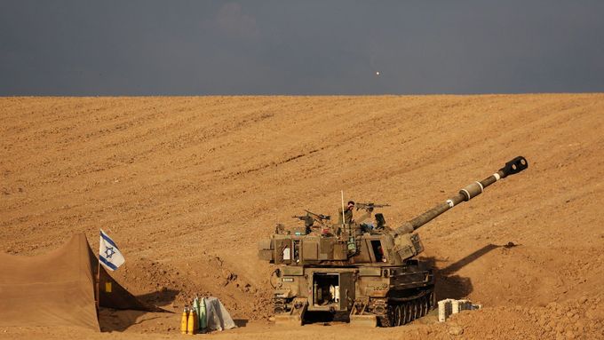 Foto: Zakopáni v poušti a připraveni vyrazit. Izraelští vojáci už stojí kolem Gazy