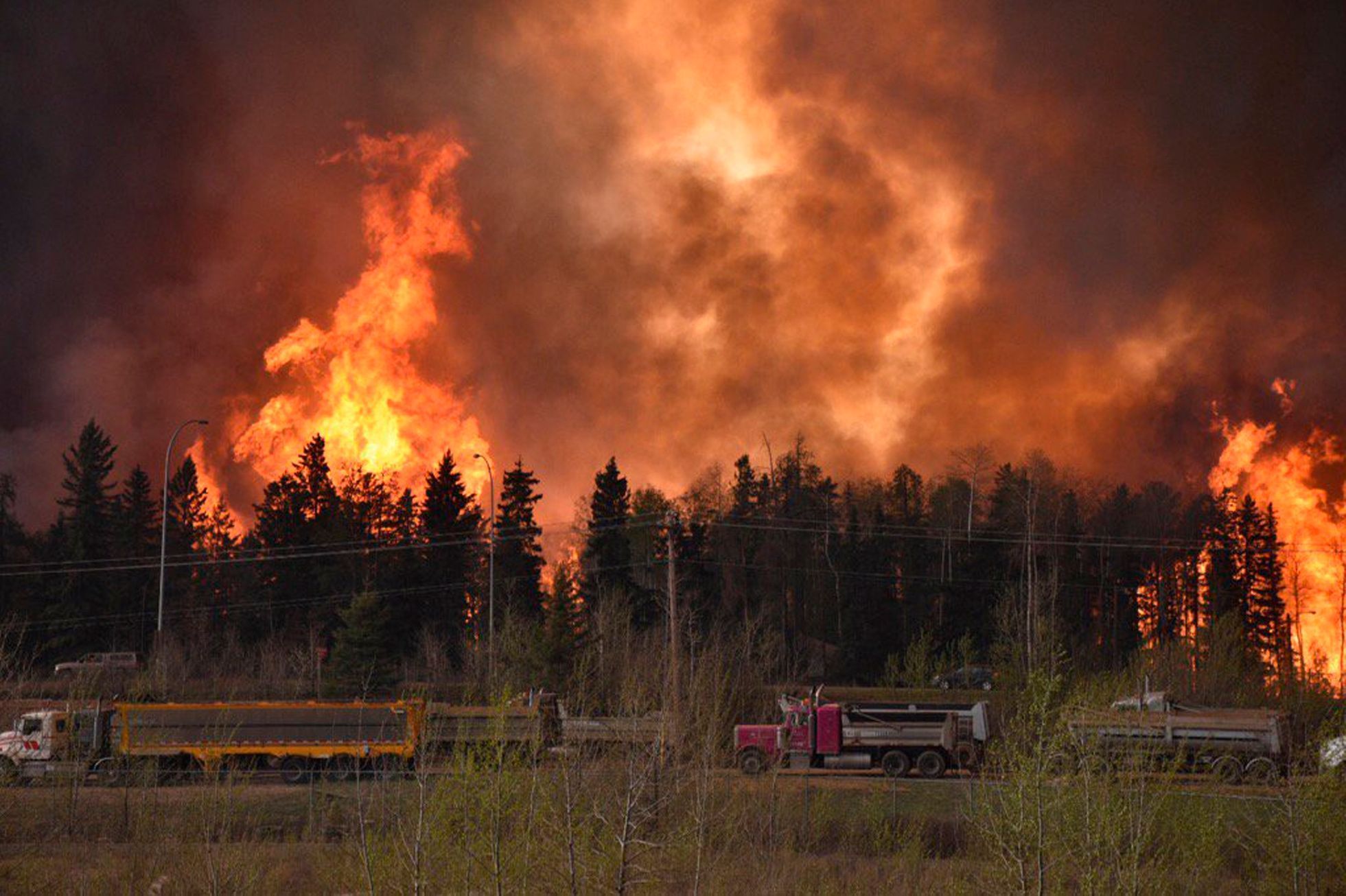 Požár v Kanadě se přiblížil k dálnici