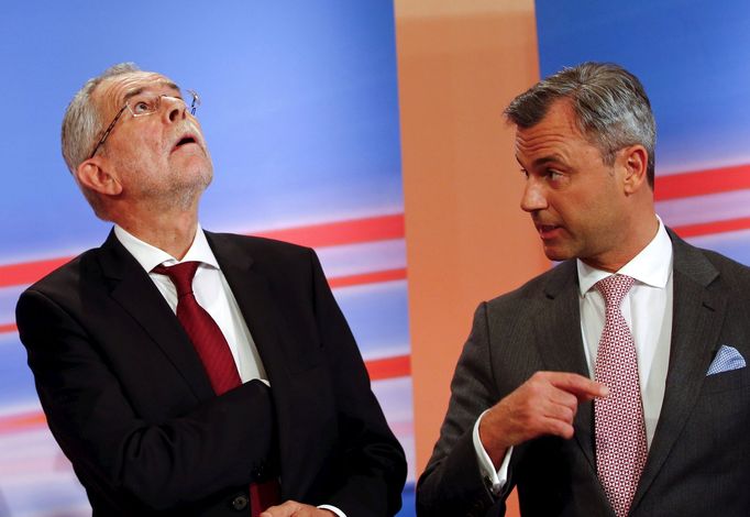 Alexander Van der Bellen a Norbert Hofer na archivním snímku z debaty před prezidentskými volbami.