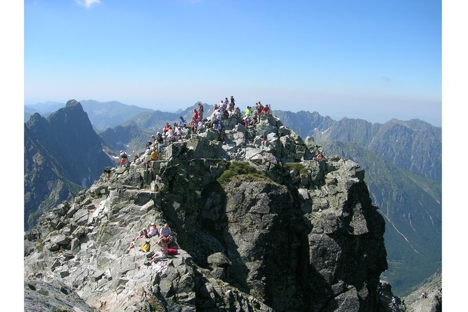 Turisticky přístupný severozápadní vrchol Rysů (2498,7 m n. m.), nejvyšší bod Polska na slovensko-polské hranici. Ilustrační snímek