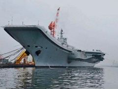 První čínská letadlová loď v přístavu Ta-lien