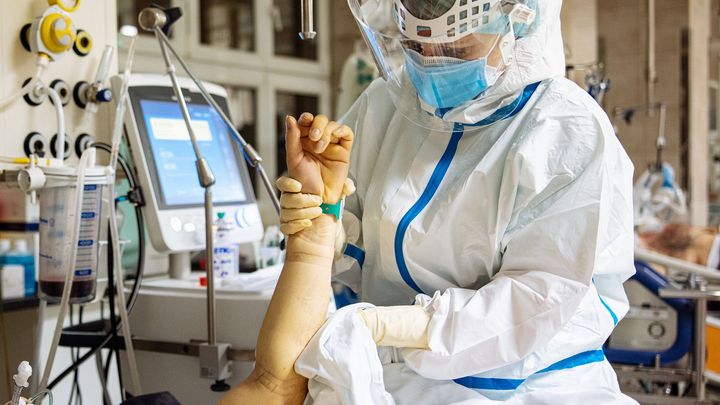 Tak vypadá boj o lidské životy v první linii. Fotoreportáž z jednotky intenzivní péče; Zdroj foto: Lukáš Bíba