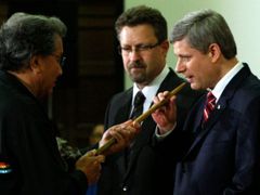 Premiér Harper si zakouřil indiánskou dýmku