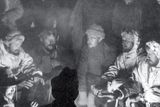 Slavnost zimního slunovratu před přechodem hranice ze Sikkimu do Tibetu. Účastníci slaví svátek Jul po způsobu SS a poslouchají Himmlerovu řeč na krátkovlnné vysílačce.