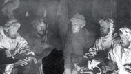 Slavnost zimního slunovratu před přechodem hranice ze Sikkimu do Tibetu. Účastníci slaví svátek Jul po způsobu SS a poslouchají Himmlerovu řeč na krátkovlnné vysílačce.