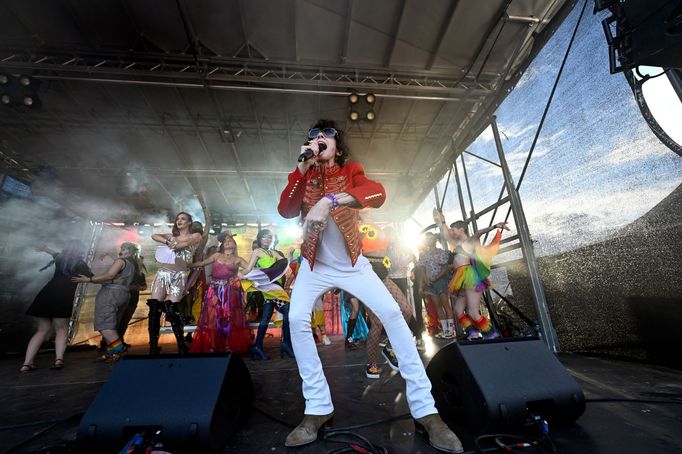 Snímek z vystoupení zpěvačky LP na Prague Pride.