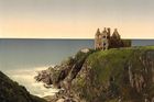 Zřícenina hradu Dunskey Castle na útesech poblíž vesnice Portpatrick.