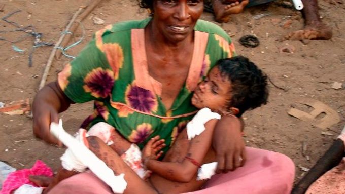 Tamilští civilisté po jedné z vln bombardování někdejší bezpečné zóny