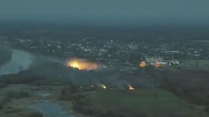 Český raketomet RM-70 Vampire ostřeluje ruské pozice u Kozači Laheri na okupovaném levém břehu Dněpru