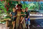 Na ostrově Maewo na Vanuatu jsme se mohli zúčastnit místního obřadu týkajícího se úmrtí člena vesnice jen za předpokladu, že nás někdo z místních oficiálně přijme do rodiny. Na fotografii je "náhradní maminka" Jana se svými novými “vnoučaty”.