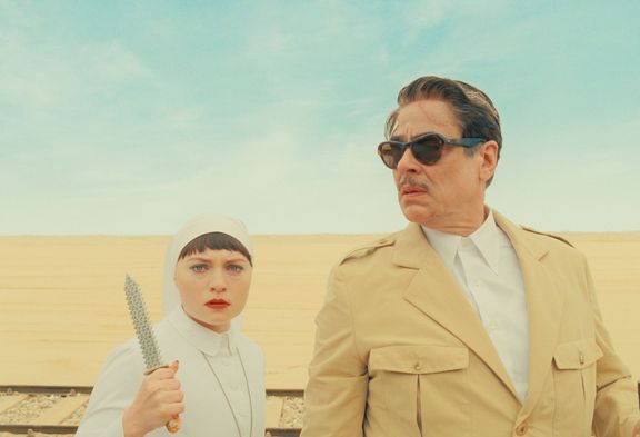 Benicio del Toro jako bohatý magnát Zsa-zsa Korda a Mia Threapletonová jako jeho dcera ve filmu Fénické spiknutí.