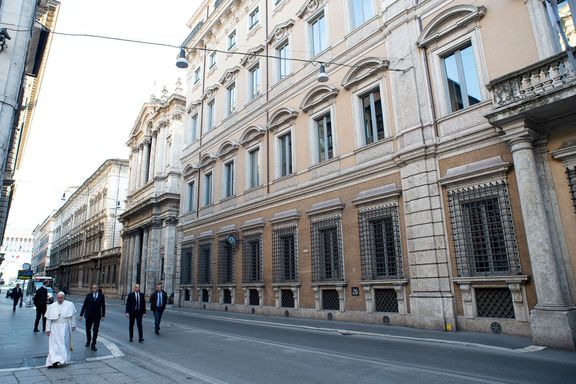 Papež František prochází pustými ulicemi Říma