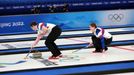 Zuzana Paulová a Tomáš Paul v zápase smíšených dvojic v curlingu Česko - Norsko na ZOH 2022