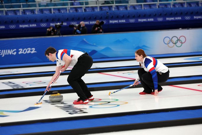 Zuzana Paulová a Tomáš Paul v zápase smíšených dvojic v curlingu Česko - Norsko na ZOH 2022