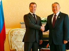 Ruský prezident Dmitrij Medveděv (vlevo) a kazašský prezident Nursultan Nazarbajev, září 2008. Kazachstán udržuje s Ruskem vysoce nadstandardní vztahy