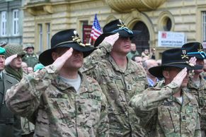 FOTO Americká vojska opět v Plzni. A opět vřele přivítána