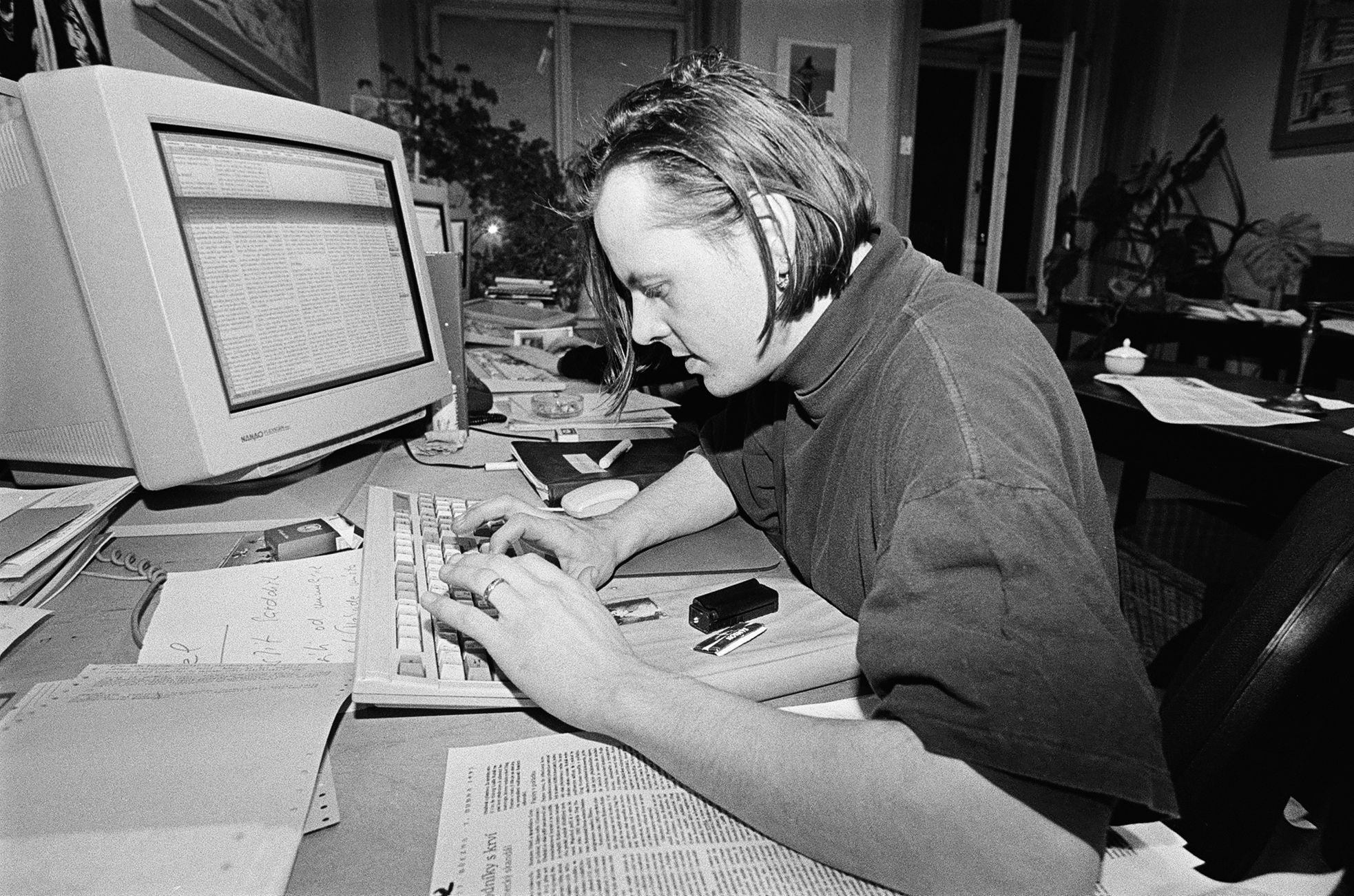 Redaktor Martin Kontra v redakci Respektu v roce 1996.