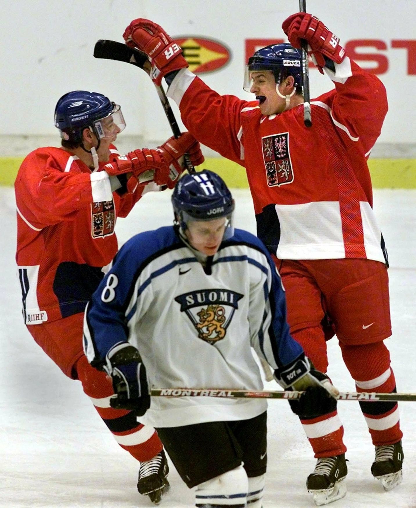 Čeští hokejisté na MS juniorů 2000 ve Švédsku: Zdeněk Kutlák (vlevo) a Jaroslav Kristek