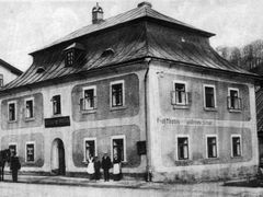 Restaurace v krkonošském Horním Maršově na snímku z roku 1910
