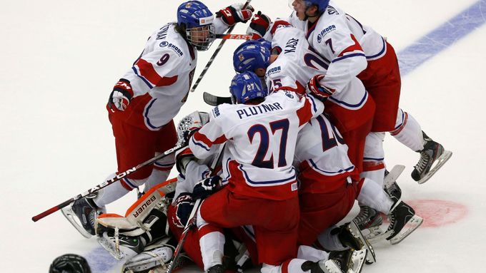 Hokejová osmnáctka zaujala svět. Poprvé v historii porazila USA a pak zostudila Rusy. Sborná odíždí z Česka s výpraskem 11:2. Míří český hokej zpět mezi elitu?