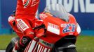 Casey Stoner na své Ducati MotoGP se raduje z vítězství v britské GP.