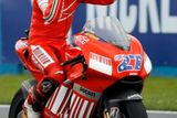 Casey Stoner na své Ducati MotoGP se raduje z vítězství v britské GP.