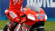 Casey Stoner na své Ducati MotoGP se raduje z vítězství v britské GP.