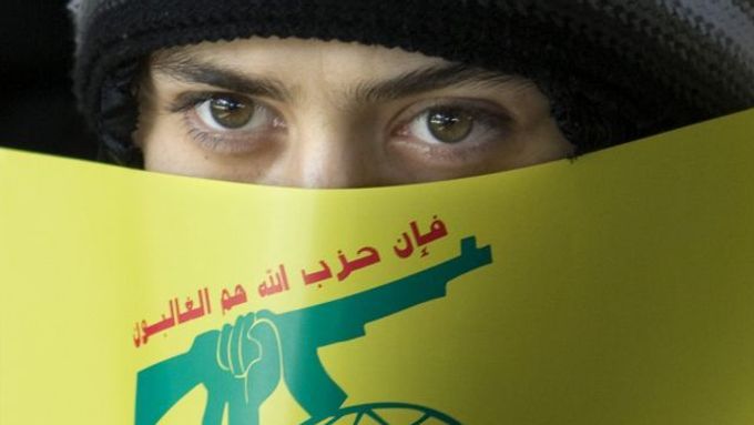 Žena s plakátem Hizballáhu na protiizraelské demonstraci v Teheránu.