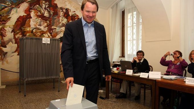 Martin Bursík jako volič u evropských voleb. Jeho strana v nich neuspěla.