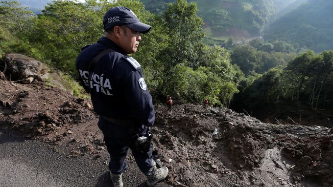 V Mexiku objevili hromadný hrob s těly. Poblíž něj našli policisté i průkazy totožnosti