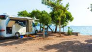 V březnu letošního roku dostala trojice členů Helénského klubu obytných automobilů (Hellenic Motorhome Club, ELAT) pokutu za stání ve městě Akrata na severním pobřeží Peloponésu. Tamní policie tak začala vymáhat předpis, který výrazně omezuje použití obytných aut v Řecku.