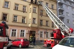 Šest lidí opustilo staticky narušený dům v Praze, budova je zčásti neobyvatelná