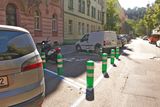 Parkoviště pro jízdní kola, koloběžky a skútry v Praze-Karlíně. Místo má sloužit i jako tak zvaná výhybna.