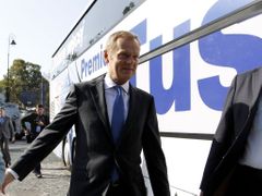 Donald Tusk před volebním autobusem.