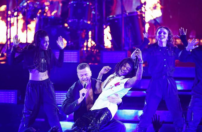 Imagine Dragons při vystoupení s raperem JIDem na předávání cen American Music Awards v roce 2022.