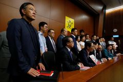 Hongkong není Čína. Poslanci nemohli složit přísahu, zabránili jim v tom stoupenci Pekingu