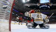 A takhle nějak viděl rozhodující gól bostonský brankář Tuukka Rask.