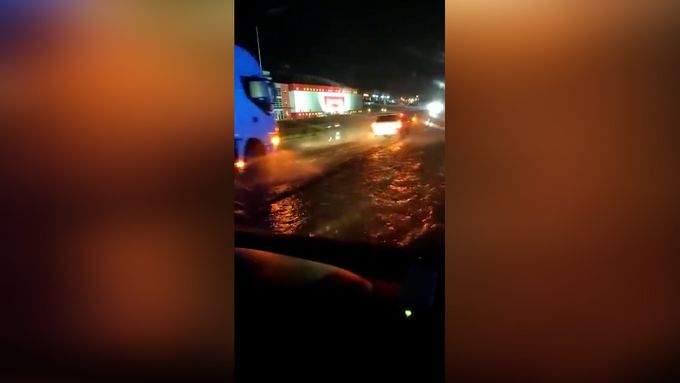Česko zasáhly další silné bouřky. D1 u Prahy byla pod vodou.