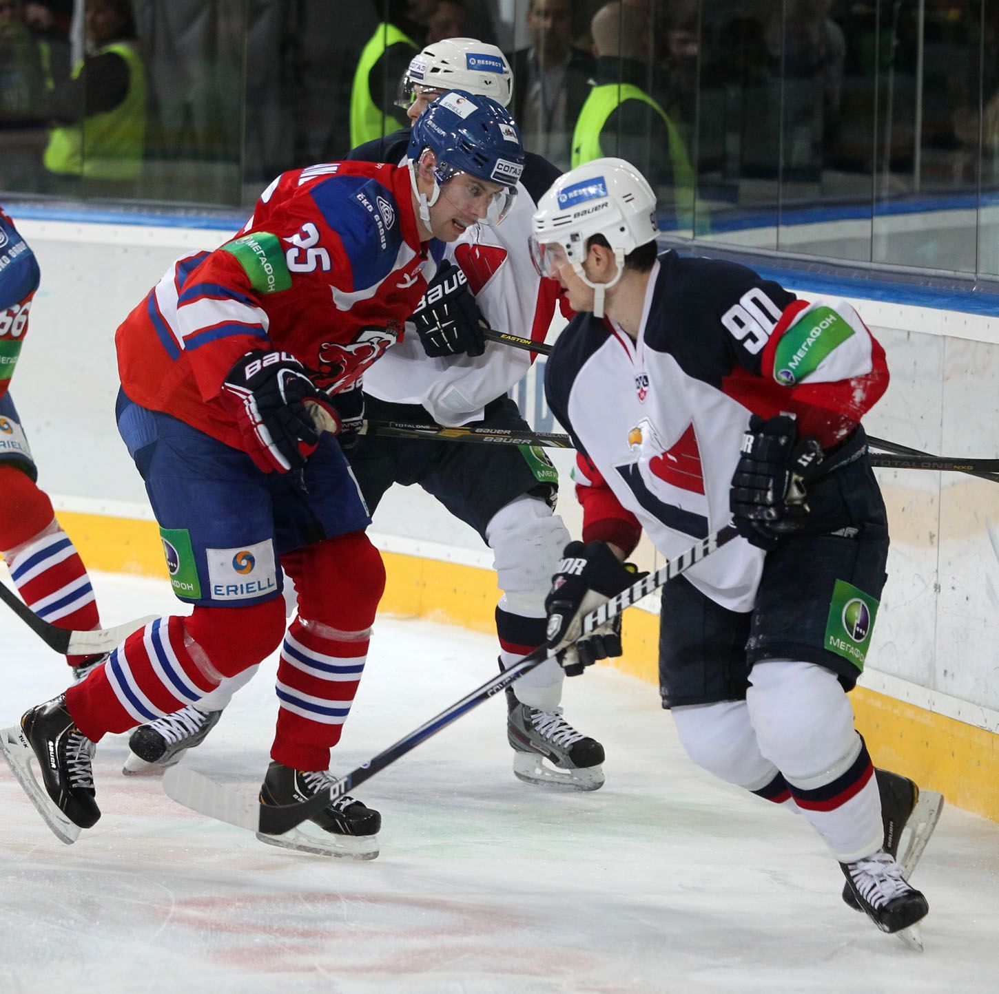 Hokejista Lva Praha Mathias Porseland v souboji s Liborem Hudáčkem v utkání KHL 2012/13 proti Slovanu Bratislava.