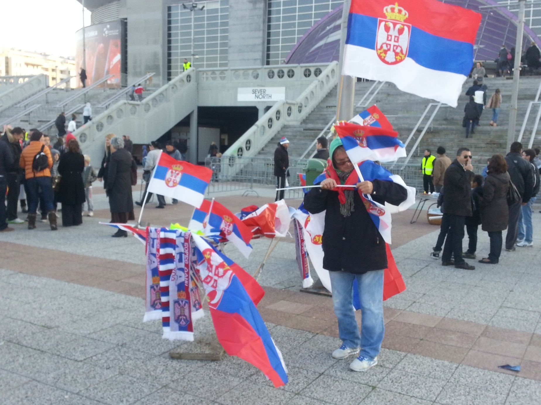 Davis Cup v Bělehradu: Fanoušci před arénou
