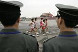 Maraton počínsku: náměstí Tiananmen (náměstí Nebeského klidu), závodníci a strážníci.