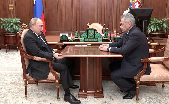Fotografie, na které se Vladimir Putin v dubnu držel stolku.