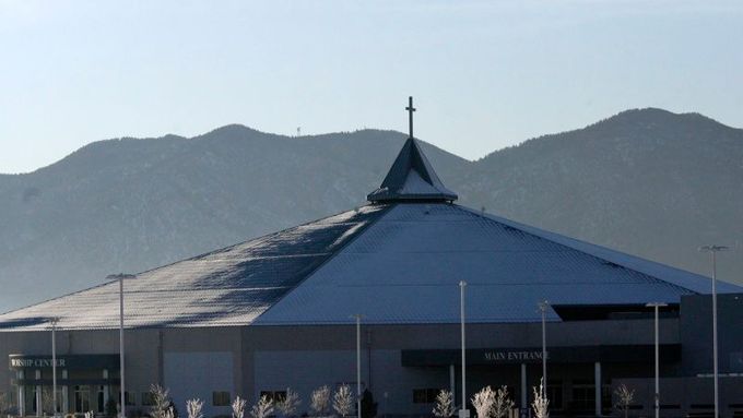 Do kostela v Colorado Springs, kde se v neděli střílelo, se vejde přes 2000 lidí.