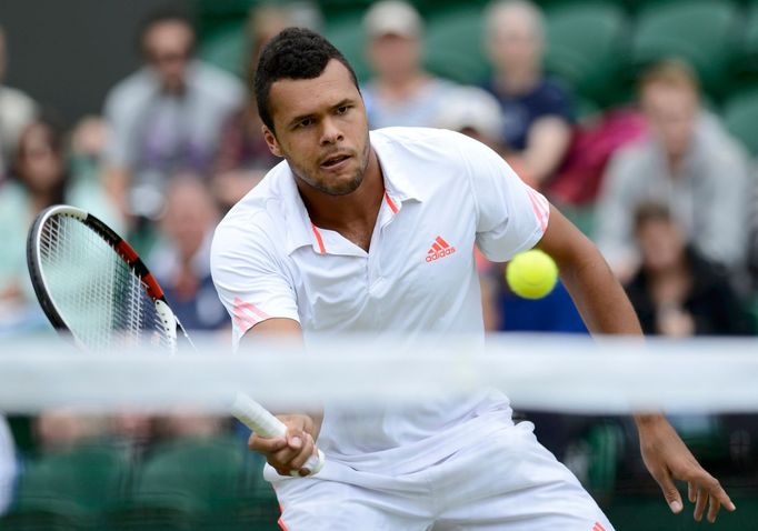 Francouzský tenista Jo-Wilfried Tsonga v utkání s Američanem Mardy Fishem během Wimbledonu 2012.