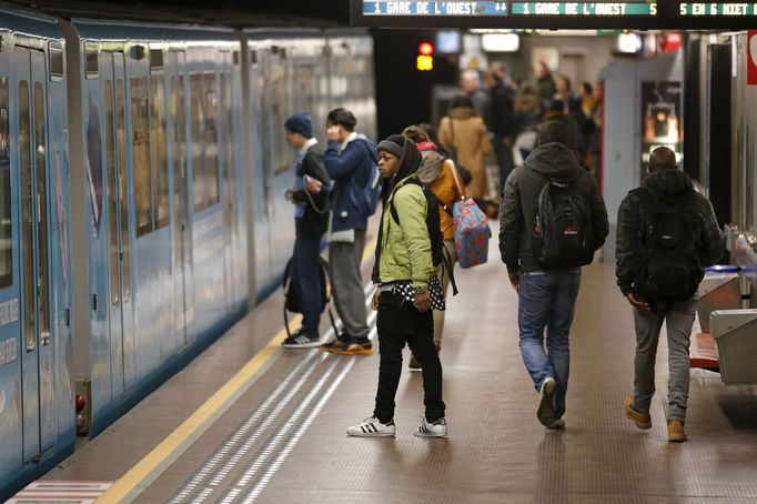 Lidé zaplňují bruselské metro, které je od středy opět v provozu.