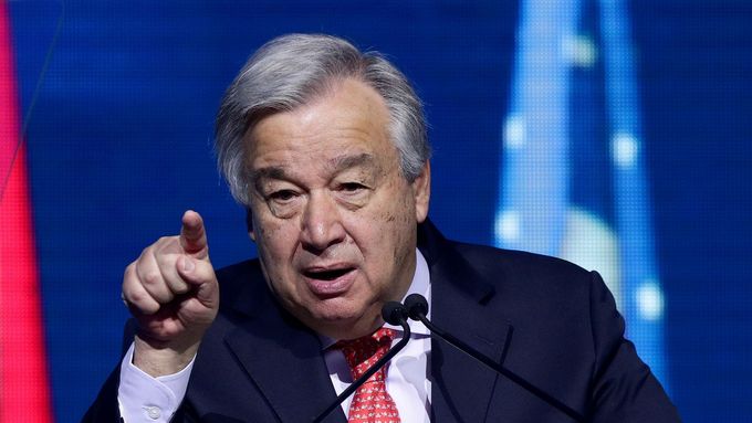 "Lze vůbec ještě popírat, že čelíme mimořádné nouzové situaci?" ptal se na virtuálním summitu šéf OSN António Guterres světových lídrů.