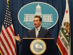 Guvernér Kalifornie, Arnold Schwarzenegger, vyhlásil stav nouze v Los Angeles, Orange County a Riverside County.
