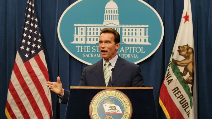 Arnold Schwarzenegger 10. 11. 2005 na tiskové konferenci po neúspěšném kalifornském referendu.