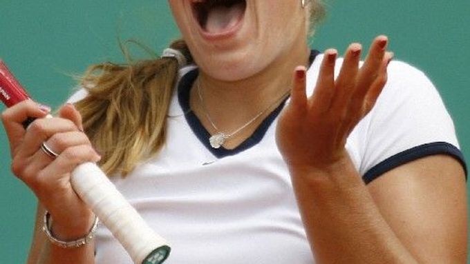 Německá tenistka Angelique Kerberová se rozčiluje v zápase prvního kola Roland Garros proti Rusce Jeleně Dementěvové.